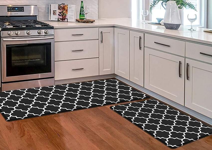 Kitchen anti fatigue mats in kitchen