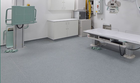 Hospital room with blue flooring and a green central floor section (2)